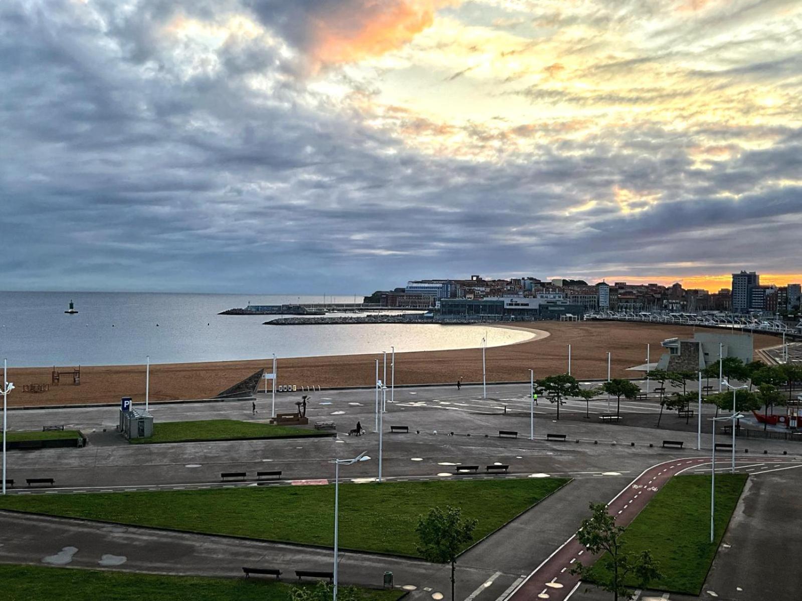 El Atico De La Playa Parking Gratis Daire Gijón Dış mekan fotoğraf