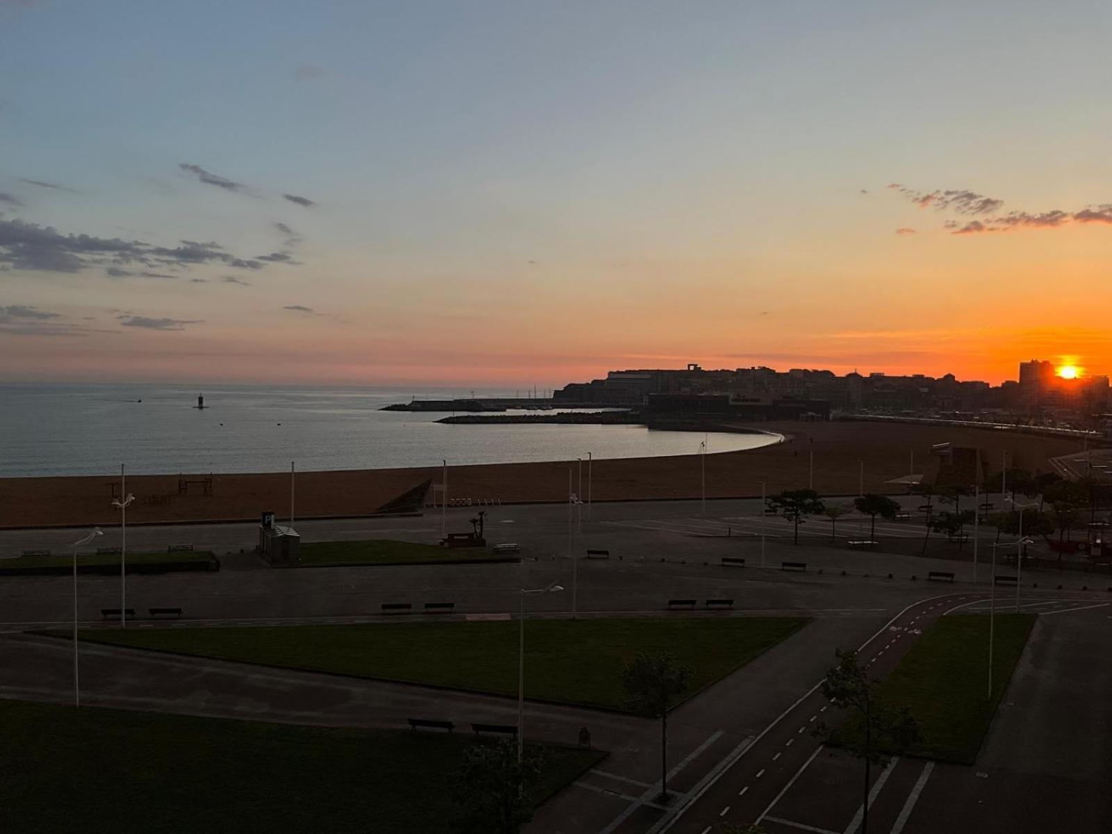 El Atico De La Playa Parking Gratis Daire Gijón Dış mekan fotoğraf